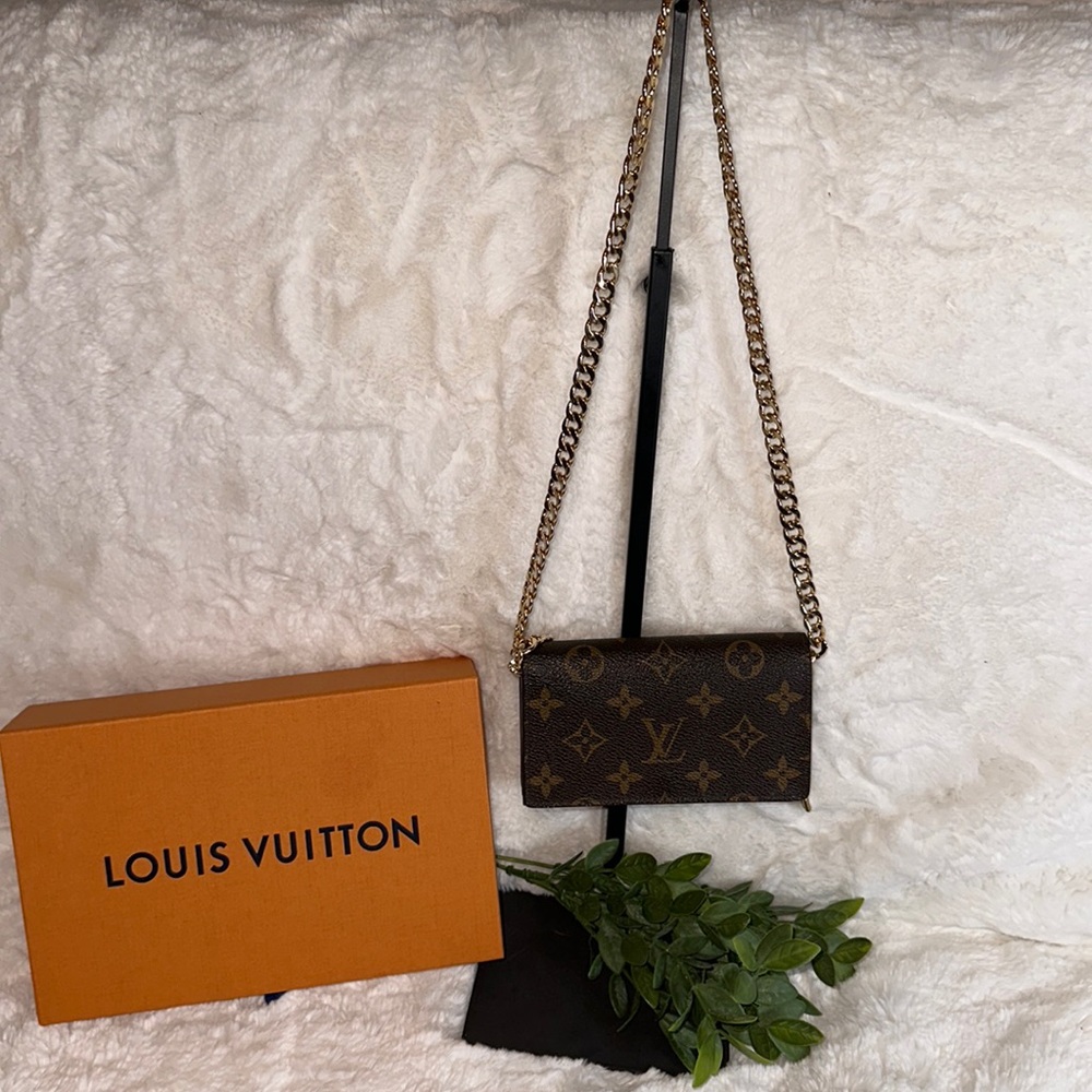 LOUIS  VUITTON midsize Flap wallet Monogram wallet beautiful exterior Classic